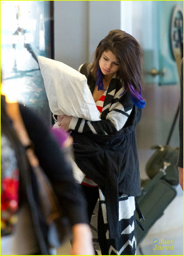 selena-gomez-pillow-lax-04