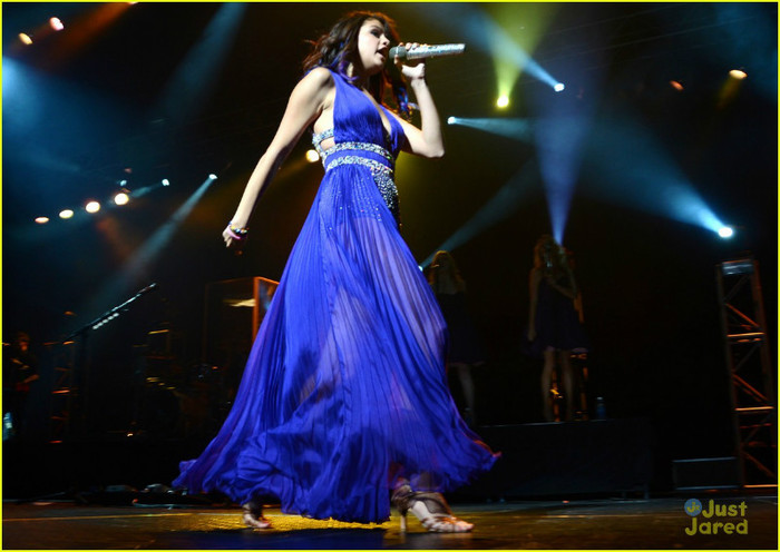 selena-gomez-pr-show-02