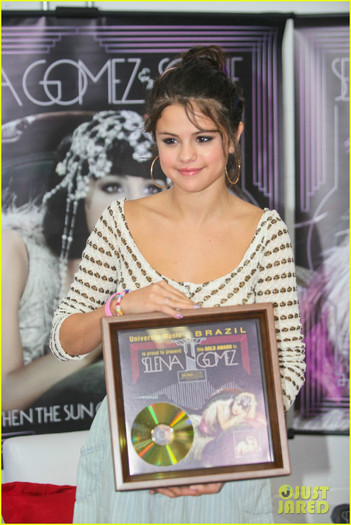 selena-gomez-we-own-the-night-press-conference-rio-concert-02 - Selena Gomez So Good to Be Back in Brazil