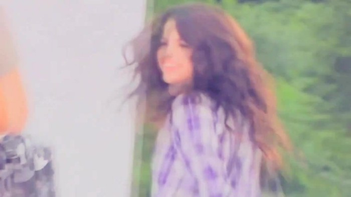 001 039 - Selena Gomez Live life to the fullest