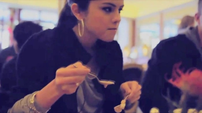 001 270 - Selena Gomez Live life to the fullest