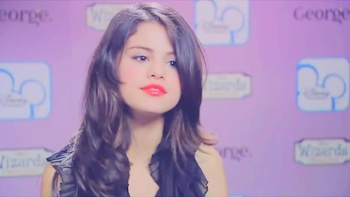 001 275 - Selena Gomez Live life to the fullest
