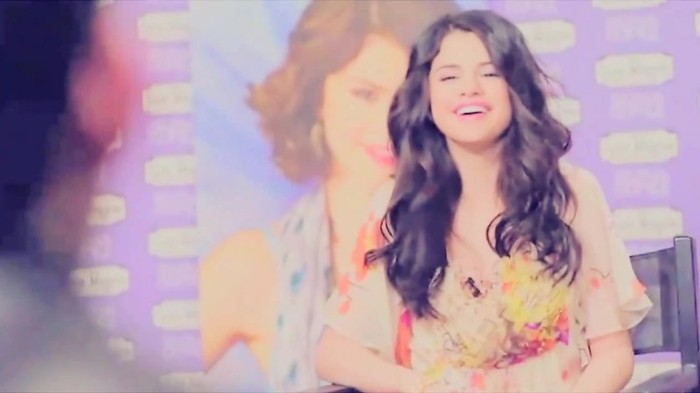 001 285 - Selena Gomez Live life to the fullest
