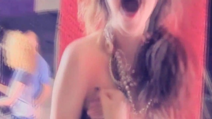 001 299 - Selena Gomez Live life to the fullest