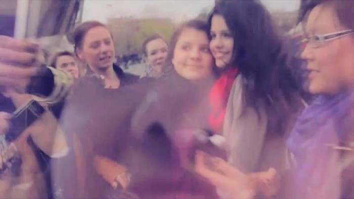 001 301 - Selena Gomez Live life to the fullest