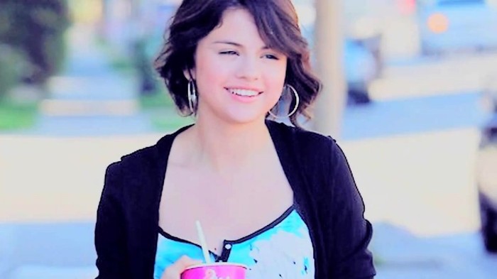 001 309 - Selena Gomez Live life to the fullest