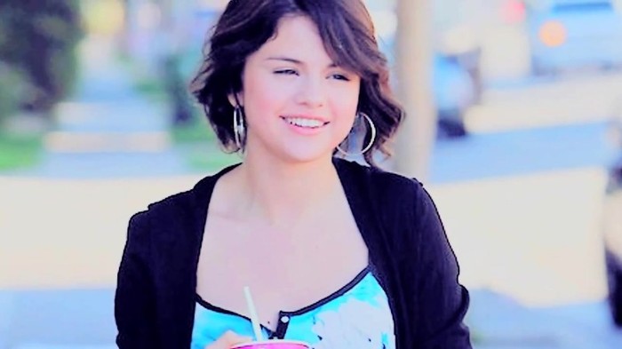 001 310 - Selena Gomez Live life to the fullest