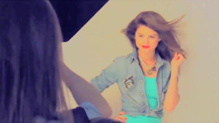 001 319 - Selena Gomez Live life to the fullest