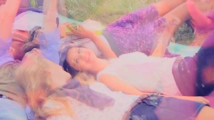 001 322 - Selena Gomez Live life to the fullest