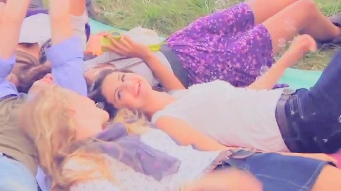 001 323 - Selena Gomez Live life to the fullest