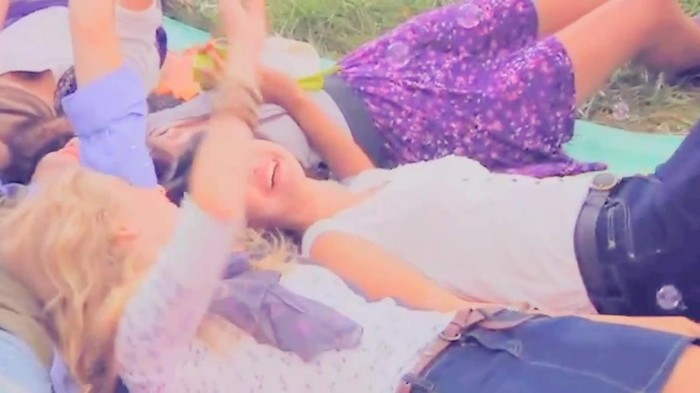 001 325 - Selena Gomez Live life to the fullest