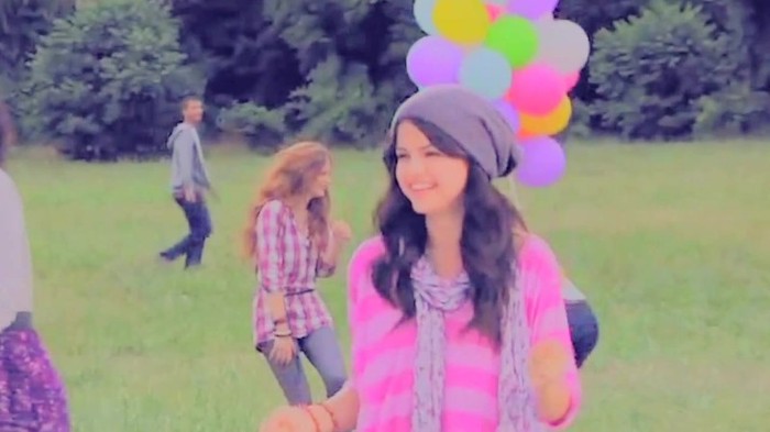 001 327 - Selena Gomez Live life to the fullest