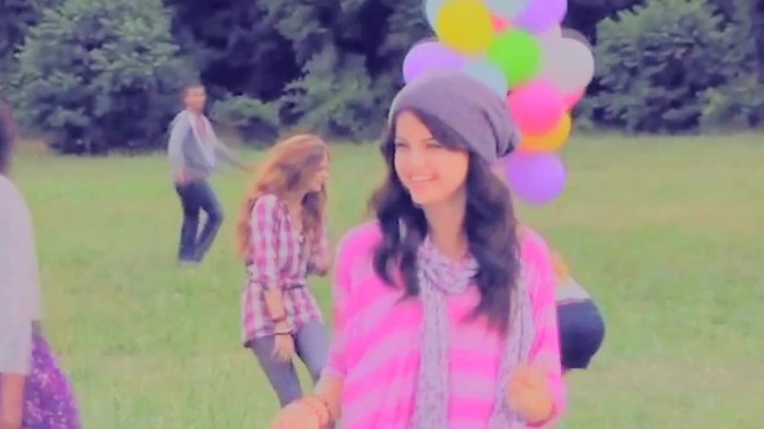 001 328 - Selena Gomez Live life to the fullest