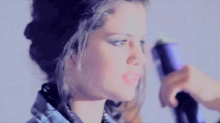 001 330 - Selena Gomez Live life to the fullest