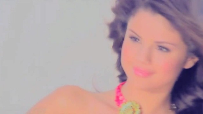001 351 - Selena Gomez Live life to the fullest
