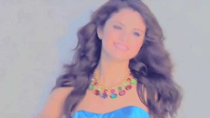 001 355 - Selena Gomez Live life to the fullest