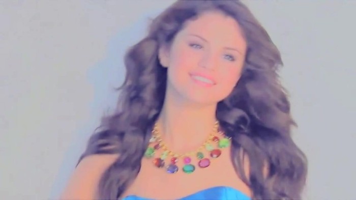 001 356 - Selena Gomez Live life to the fullest