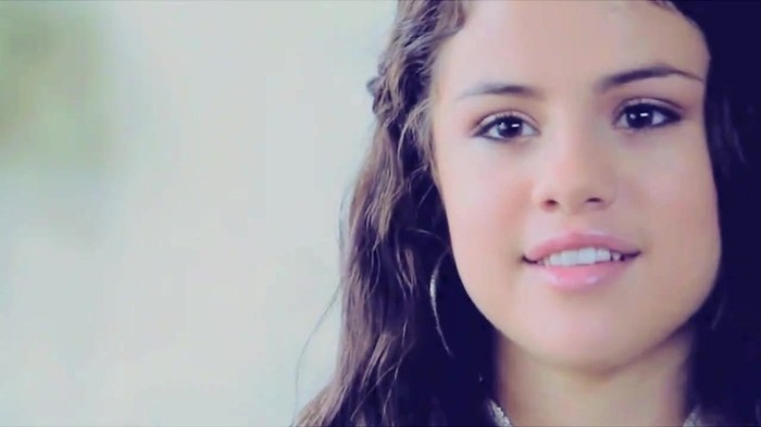 001 371 - Selena Gomez Live life to the fullest