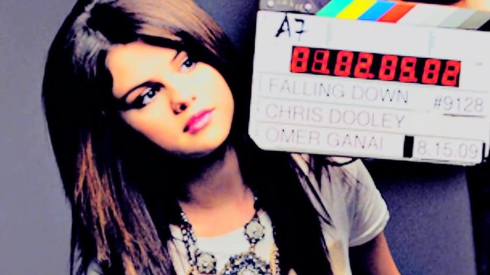 001 381 - Selena Gomez Live life to the fullest