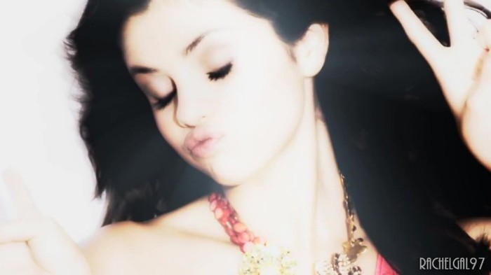 ~01 013 - Selena Gomez People forget that it hurts my feelings