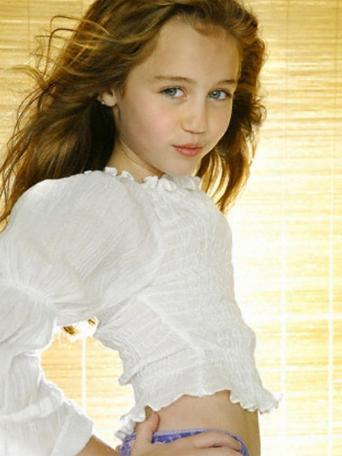 Miley_Cyrus_vintage_model_pose_342x456 - miley model