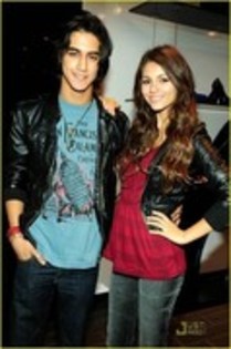 50183865_WNLZKQPUA - victoria justice