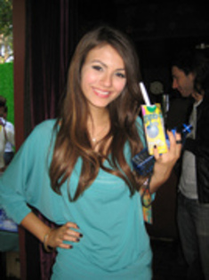 50183870_IIULIJNUF - victoria justice