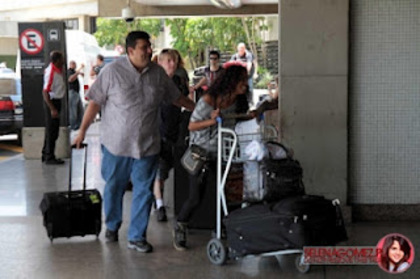 normal_01_28529257E3 - 06 02 - walking through the airport in Sao Paulo Brazil