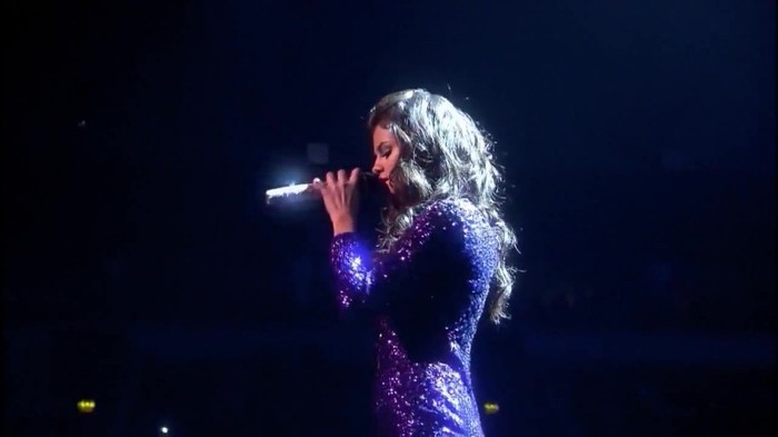 00 025 - Selena Gomez and The Scene Hit The Lights Live MTV EMAs 2011