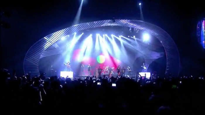00 212 - Selena Gomez and The Scene Hit The Lights Live MTV EMAs 2011