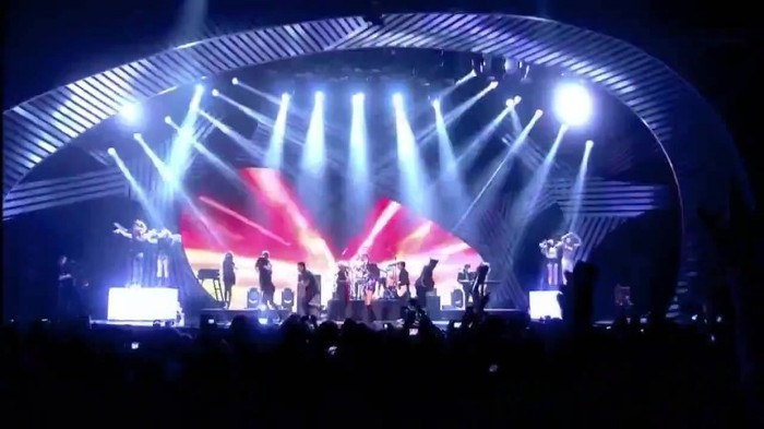 00 292 - Selena Gomez and The Scene Hit The Lights Live MTV EMAs 2011