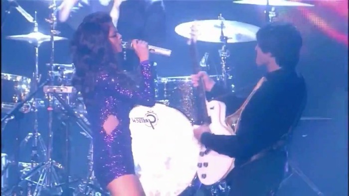 00 302 - Selena Gomez and The Scene Hit The Lights Live MTV EMAs 2011