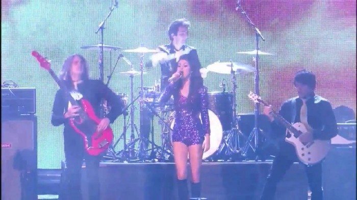 00 326 - Selena Gomez and The Scene Hit The Lights Live MTV EMAs 2011