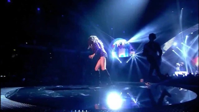 00 392 - Selena Gomez and The Scene Hit The Lights Live MTV EMAs 2011