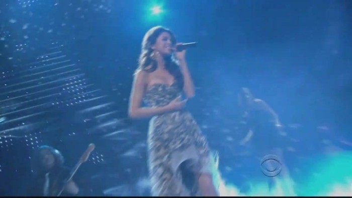 01 112 - Selena Gomez  A Year Without Rain Live at People Choice Awards 2011