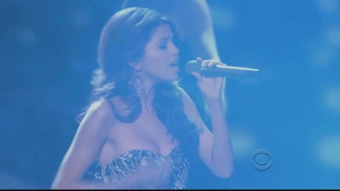 01 122 - Selena Gomez  A Year Without Rain Live at People Choice Awards 2011