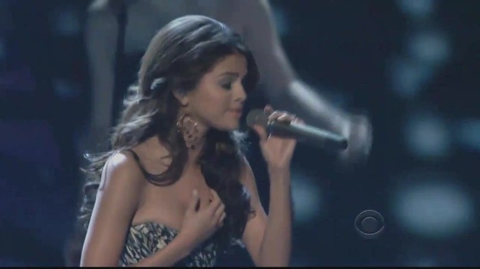 01 125 - Selena Gomez  A Year Without Rain Live at People Choice Awards 2011