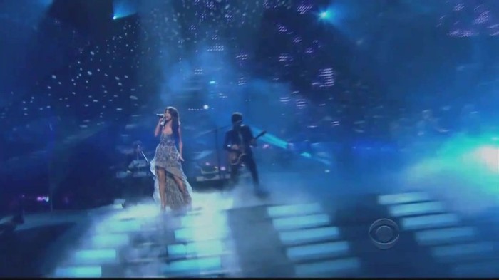 01 264 - Selena Gomez  A Year Without Rain Live at People Choice Awards 2011