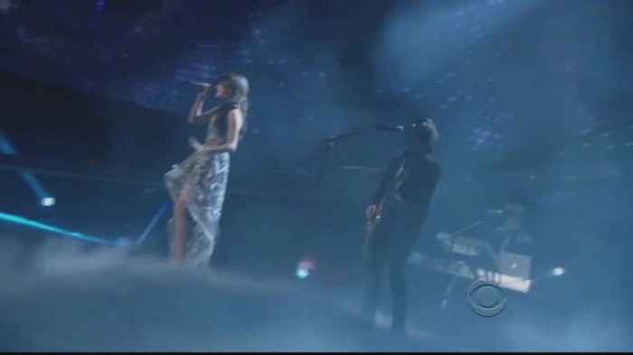 01 279 - Selena Gomez  A Year Without Rain Live at People Choice Awards 2011