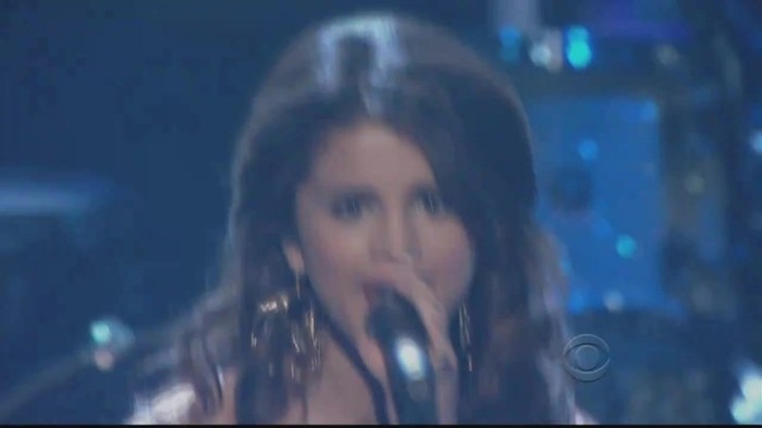 01 332 - Selena Gomez  A Year Without Rain Live at People Choice Awards 2011
