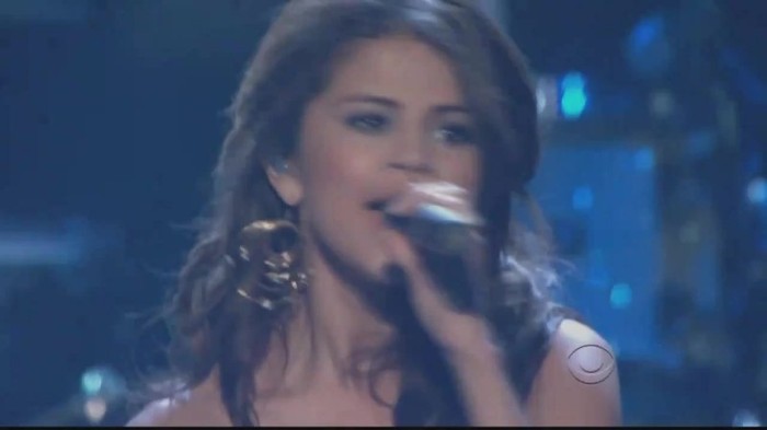 01 334 - Selena Gomez  A Year Without Rain Live at People Choice Awards 2011