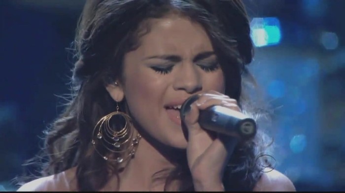 01 352 - Selena Gomez  A Year Without Rain Live at People Choice Awards 2011
