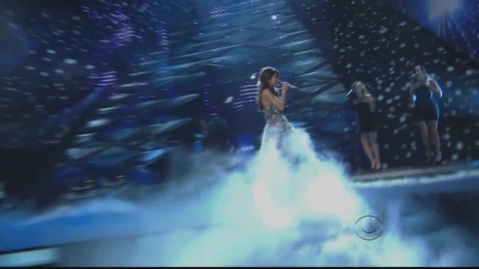 01 391 - Selena Gomez  A Year Without Rain Live at People Choice Awards 2011