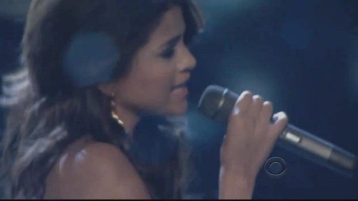01 393 - Selena Gomez  A Year Without Rain Live at People Choice Awards 2011