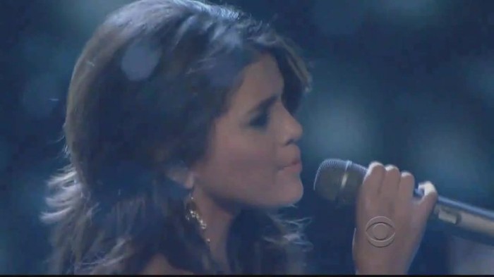 01 394 - Selena Gomez  A Year Without Rain Live at People Choice Awards 2011