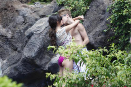 th_574019422_Preppie_Selena_Gomez_and_Justin_Bieber_in_a_tropical_garden_in_Maui_105_122_1170lo - Jelena