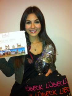 58238877_JAQMRSZ2 - victoria justice