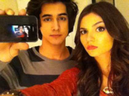 58239054_IEHPSHN2 - victoria justice