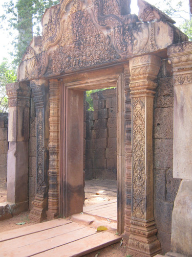 Angkor - Banteay Srei; templu hindus din secolul X inchinat zeului Shiva

