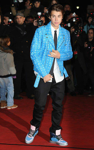 402571_100381516756839_100003549720286_125_932660131_n - Justin Bieber 4